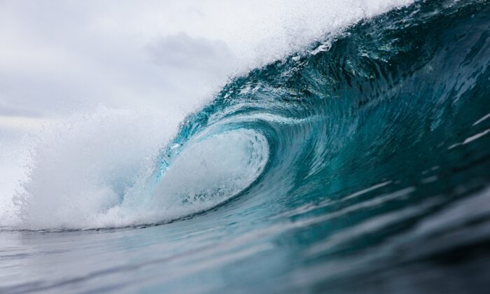 powerful,wave,breaking,in,atlantic,ocean